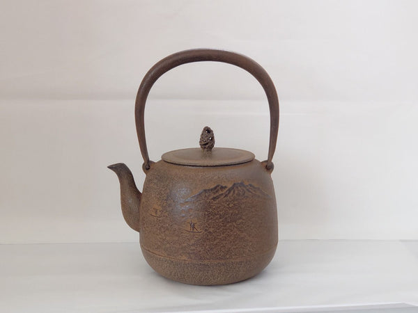 Vase de sable en fer avec motif de pin de Natsume