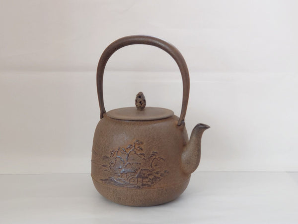 Vase de sable en fer avec motif de pin de Natsume